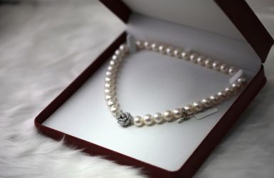 The Elegance of Pearl Jewelry: How to Style It